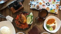 @mei_melisa memilih iga penyet dari restoran Leko sebagai menu makan siangnya, lengkap dengan sup hangat dan tambahan sambal. Eh ada kerupuk juga! Foto: Instagram