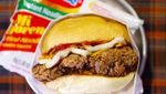 Asyiknya Menikmati Burger dan Bir Dingin di Bekas Gerbong Kereta Api Artistik Ini