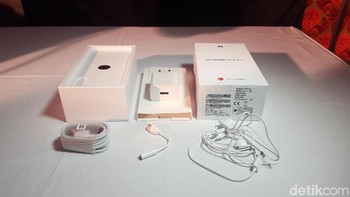 Sejumlah aksesoris yang akan didapatkan terdiri dari pengisi daya, earphone, dan adapter untuk headset dengan jack 3.5 mm. (Foto: detikINET/Muhamad Imron Rosyadi)