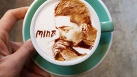 Rupanya Lee juga jago melukis artis K-pop! Ini hasil karyanya ketika melukis wajah Mino, salah satu anggota boyband Winner yang terkenal di Korea Selatan. Foto: Instagram @leekangbin91