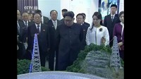 Kim Jong Un dan istrinya mengatamati pameran inovasi di China (Foto: CCTV via Reuters TV)