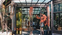 Kafe ini telah dinobatkan sebagai salah satu kafe yang paling Indah di Bangkok, dilengkapi dengan berbagai menu kopi dan makanan khas Barat. Foto: Darrenbloggie