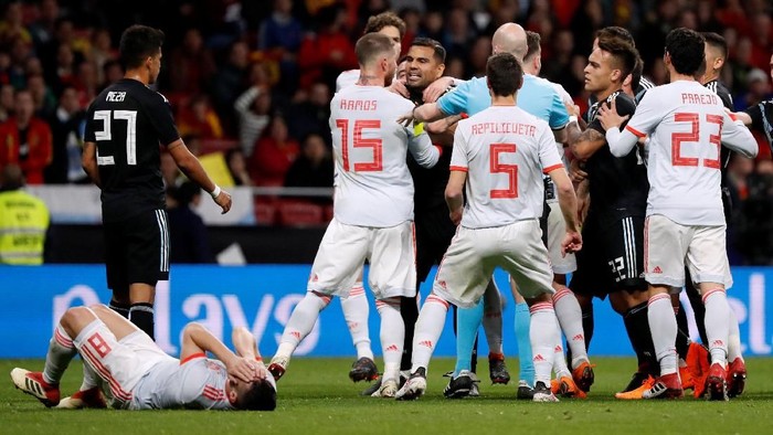 Soccer Football - International Friendly - Spain vs Argentina - Wanda Metropolitano, Madrid, Spain - March 27, 2018  Argentinas Gabriel Mercado clashes with Spains Sergio Ramos as Koke lies injured on the pitch  REUTERS/Javier Barbancho