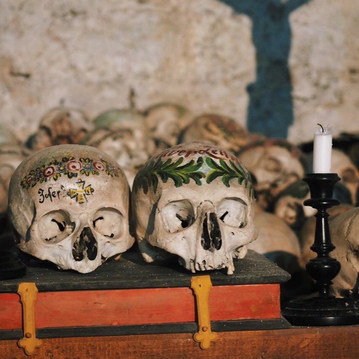 tengkorak lukis di Charnel House