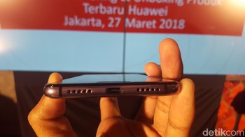 Port USB Type-C untuk mengisi daya sekaligus earphone yang diapit dua speaker SLS Dolby Atmos. (Foto: detikINET/Muhamad Imron Rosyadi)