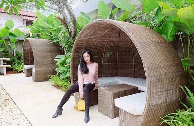 Cecilia Gina dan sang ayah tampak cukup dekat, terlebih saat terjadi insiden Limbad tak sadarkan diri. Foto: Instagram/cecillimbad