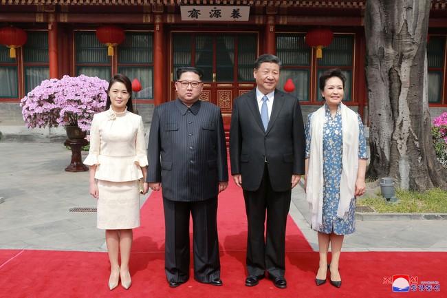 Ri Sol-ju memilih busana formal dengan atasan berpeplum saat bertemu orang nomor satu di China. Gayanya tak kalah dari istri Xi Jinping, Peng Liyuan, yang dikenal stylish. (Foto: KCNA/via Reuters)