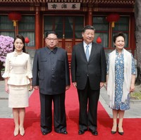 Ri Sol-ju memilih busana formal dengan atasan berpeplum saat bertemu orang nomor satu di China. Gayanya tak kalah dari istri Xi Jinping, Peng Liyuan, yang dikenal stylish. (Foto: KCNA/via Reuters)
