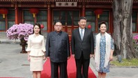 KCNA menyebut kunjungan Kim ke China ini sebagai kunjungan tak resmi. Kim disertai oleh istrinya Ri Sol Ju dan beberapa pejabat dan diplomat.