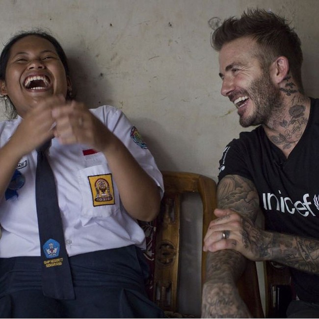 David Beckham memperlihatkan kebersamaannya dengan Sri Pundati atau biasa disapa Sripun, seorang remaja berusia 15 tahun. Terlihat akrab, momen Beckham dan Sripun sukses merontokkan hati netizen, khususnya para wanita. Foto: Instagram/@davidbeckham