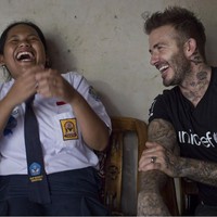 David Beckham memperlihatkan kebersamaannya dengan Sri Pundati atau biasa disapa Sripun, seorang remaja berusia 15 tahun. Terlihat akrab, momen Beckham dan Sripun sukses merontokkan hati netizen, khususnya para wanita. Foto: Instagram/@davidbeckham
