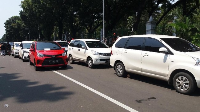 Menhub Beberkan Nasib Taksi dan Ojek Online