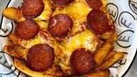 Yang ini menu terbaru, Pizza Fries. French fries dibentuk bundar diberi topping sosis dan saus tomat.Foto: Instagram: @Easey’s