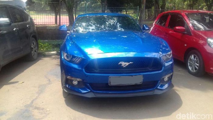 Ford Mustang Biru  Jadi Pilihan Kevin Sanjaya