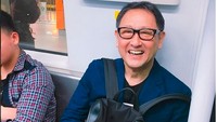 Selain naik sepeda, Akio juga memposting dirinya tengah naik kereta bawah tanah di Shenzhen. Foto: Instagram/Akio Toyoda