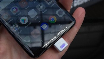 Hal itu tidaklah aneh mengingat Mate RS merupakan hasil kerja sama Huawei dengan Porsche Design, anak perusahaan dari vendor sport car kenamaan asal Jerman. (Foto: pocket-lint)