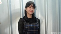 Ia tampil dengan overall kotak-kotak biru dan blus hitam. Pool/Noel/detikFoto.