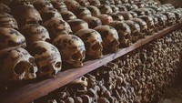 Charnel House dibuat seperti rak yang bersusun. Tulang-tulang badan di bawah rak. Sedangkan tengkoraknya di rak bagian atas, diberi lilin dan salib sebagai tanda penghormatan. (mariasvarela/Instagram)