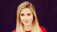 Sunshine juga aktif dalam kegiatan sosial. Dalam foto ini tampak saat Sunshine mempromosikan kampanye untuk sebuah yayasan tuna rungu, Starkey Hearing Foundation. Foto: Instagram/Caroline Sunshine