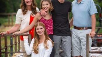 Ini adalah foto keluarga sebelum Bill Gates bercerai dengan Melinda French. Phoebe nampak dirangkul Rory, saudara laki-lakinya. Paling depan adalah anak sulung Jennifer yang baru-baru ini menikah. Foto: Instagram