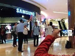 Demi Galaxy S9+ Mereka Rela Ditimpuk Bantal