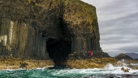 Gua ini bernama Fasils Cave. Letaknya di Pulau Staffa, Inner Hebrides, Skotlandia (patrick.ehlen_photography/Instagram)