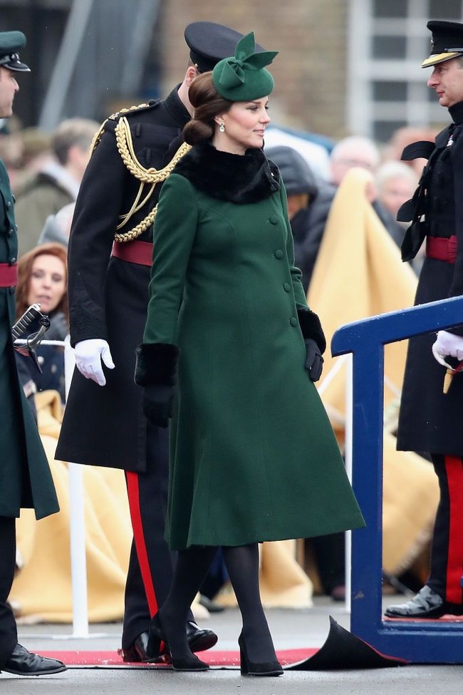 Memakai coat dress hijau emerald rancangan Catherin Walker saat parade St. Patricks Day, Kate Middleton tampil elegan dengan perutnya yang mulai membuncit. Foto: Getty Images
