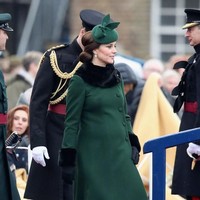 Memakai coat dress hijau emerald rancangan Catherin Walker saat parade St. Patricks Day, Kate Middleton tampil elegan dengan perutnya yang mulai membuncit. Foto: Getty Images