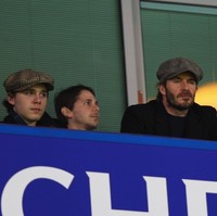 David Beckham dan Brooklyn kompak mengenakan topi newsboy alias loper koran saat menyaksikan laga antar Chelsea dan Manchester United di London, Inggris, Maret 2017 lalu. (Foto: Getty Images)
