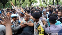 Polisi sempat mengimbau kepada pengemudi untuk memindahkan mobil ke Jalan Medan Merdeka Selatan, atau IRTI.
