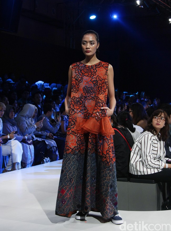 Fashion show koleksi Rama Dauhan x Alleira Batik di Plaza Indonesia Fashion Week 2018, Jumat [23/3/2018]. Foto: Mohammad Abduh/Wolipop
