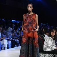 Fashion show koleksi Rama Dauhan x Alleira Batik di Plaza Indonesia Fashion Week 2018, Jumat [23/3/2018]. Foto: Mohammad Abduh/Wolipop