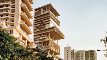 Tahu Antilia? Sebuah rumah seharga USD 1 miliyar atau setara Rp 14,3 triliun milik triliuner India Mukesh Ambani, yang dapat bertahan kala gempa dengan kekuatan 8 SR dan memiliki 3 helipad serta cukup untuk menampung 160 mobil. Bezos dapat membeli rumah ini sebanyak 149 unit lho. Foto: Istimewa