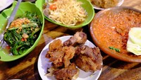 Wah kalau ini iga penyet diapdukan dengan tumis kangkung dan sayuran hangat. @Eatineraryid lebih suka sambal dipisah biar tidak terlalu pedas. Foto: Instagram
