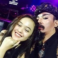 Siapa sangka di balik penampilan Limbad yang sangar ia ternyata memiliki anak perempuan cantik bernama Cecilia Gina. Foto: Instagram/cecillimbad