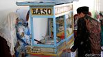 Jokowi Borong Dagangan Nasabah Bank Wakaf Mikro