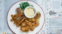 Tidak hanya bagus untuk berfoto tapi tempat ini juga enak untuk makan siang, apalagi jika Anda memesan Snow Fish & Chips yang disajikan dengan bawang putih bakar dan kentang goreng.  Foto: Darrenbloggie