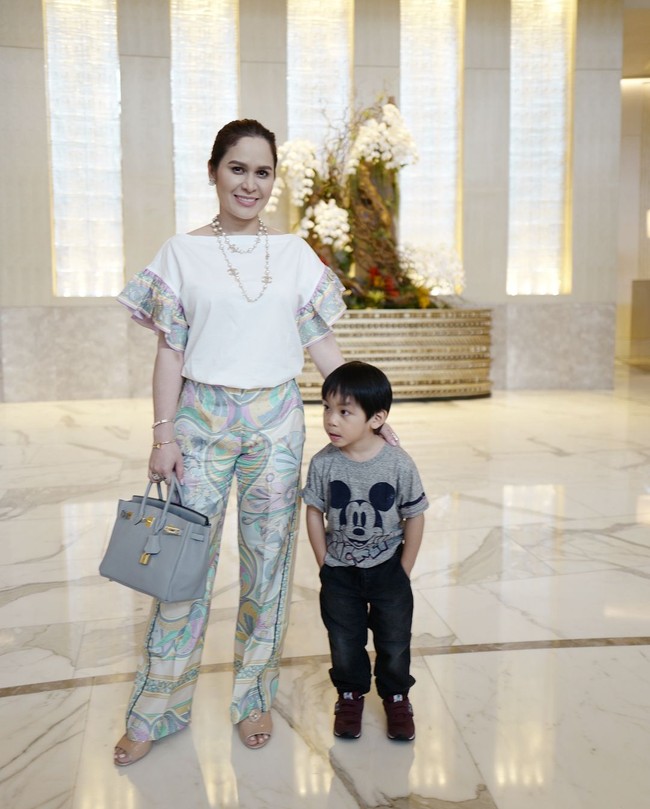 Berpose bersama anak kelimanya yang bernama Israel, Jinkee Jamora terlihat membawa tas Hermes Birkin Gris Mouette Togo 25 cm US$ 22.775 atau sekitar Rp 313 juta. Foto: Dok. Instagram