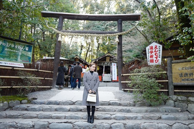 Liburan ke Jepang, Jinkee Jamora yang sering bergaya memakai busana rancangan desainer dunia terlihat menenteng tas Hermes Kelly berwarna putih seharga Rp 290 juta. Foto: Instagram JinkeePacquiao