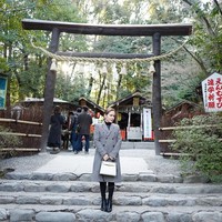 Liburan ke Jepang, Jinkee Jamora yang sering bergaya memakai busana rancangan desainer dunia terlihat menenteng tas Hermes Kelly berwarna putih seharga Rp 290 juta. Foto: Instagram JinkeePacquiao