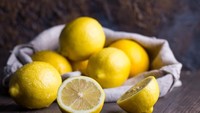 Tak perlu banyak jeruk lemon untuk mengambil airnya. Cukup lakukan cara ini agar lebih banyak air jeruk lemon. Tekan lemon sambil menggulungnya di atas meja. Lemon jadi lunak dan banyak airnya. Foto: Istock