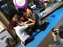 Demi Galaxy S9+ Mereka Rela Ditimpuk Bantal