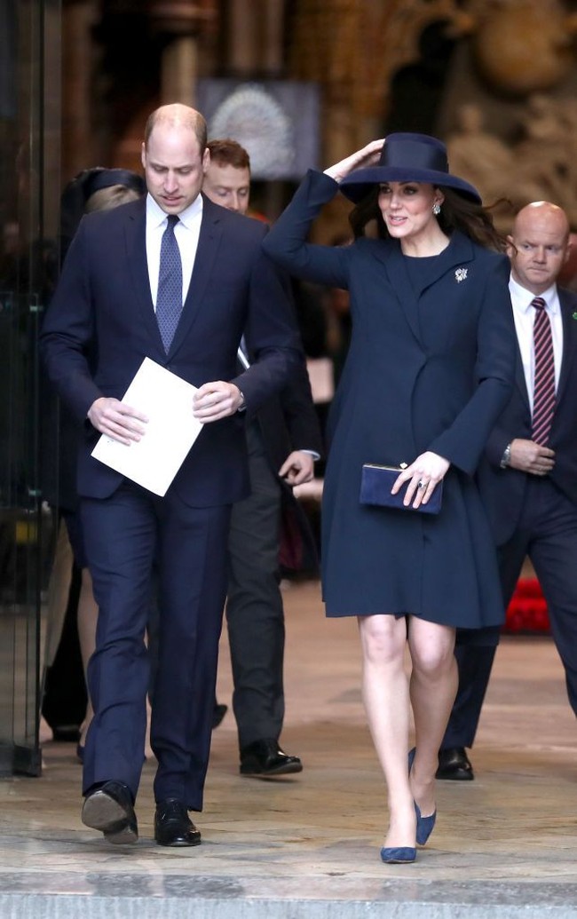 Gaya monokrom Kate Middleton dengan gaun dan coat biru navy keluaran Buelah London. Ibu dua anak ini juga tampil serasi dengan pump shoes dan topi navy berbahan suede. Foto: Getty Images