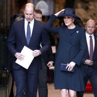 Gaya monokrom Kate Middleton dengan gaun dan coat biru navy keluaran Buelah London. Ibu dua anak ini juga tampil serasi dengan pump shoes dan topi navy berbahan suede. Foto: Getty Images