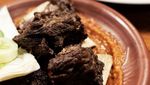Huaah! Sedap Mantap Iga Penyet dengan Sambal dan Lalapan Kesukaan Netizen