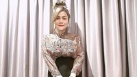 DJ Butterfly yang berasal dari Thailand diserang isu demikian sejak lama lho. Bahkan ada analisa dari para warganet ketika ia berjoget di balik turn table soal bentuk tubuh dan segala macam. Foto: DJ Butterfly / dj_kattybutterfly36