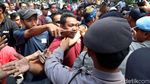 Suasana Tegang Saat Polisi Jaga Demo Aliando di Dekat Istana