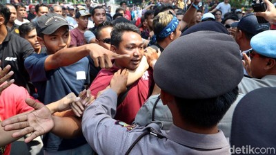 Suasana Tegang Saat Polisi Jaga Demo Aliando di Dekat Istana
