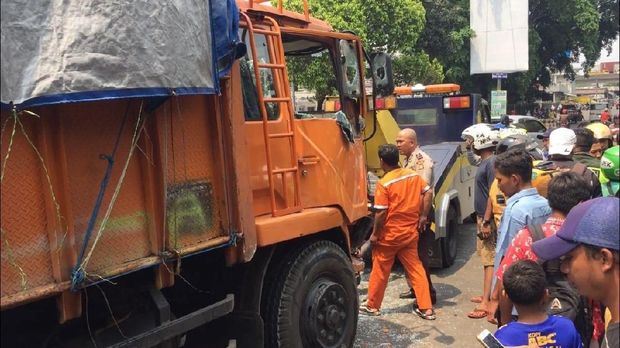 Akibatnya empat orang mengalami luka-luka.