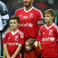 Di lapangan hijau pun, David Beckham kompak dengan kedua putranya, Cruz dan Romeo dengan jersey merah bernomor punggung tujuh (nomor favorit Beckham) saat pertandingan amal pada 2015 silam. Tampak pula si bungsu Harper yang berbalut coat merah. (Foto: Getty Images)